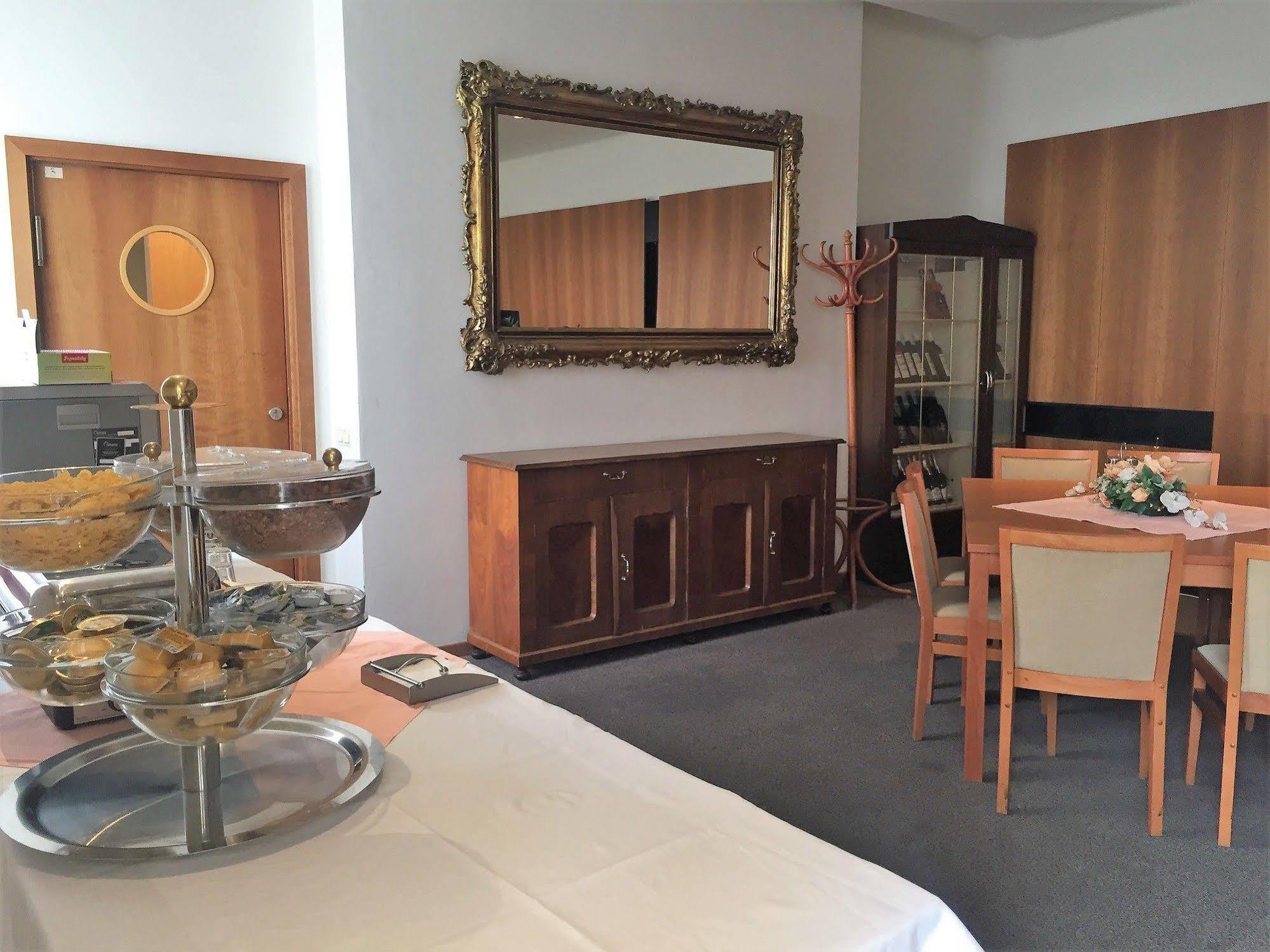 Hotel Maxim Svätý Jur Dış mekan fotoğraf