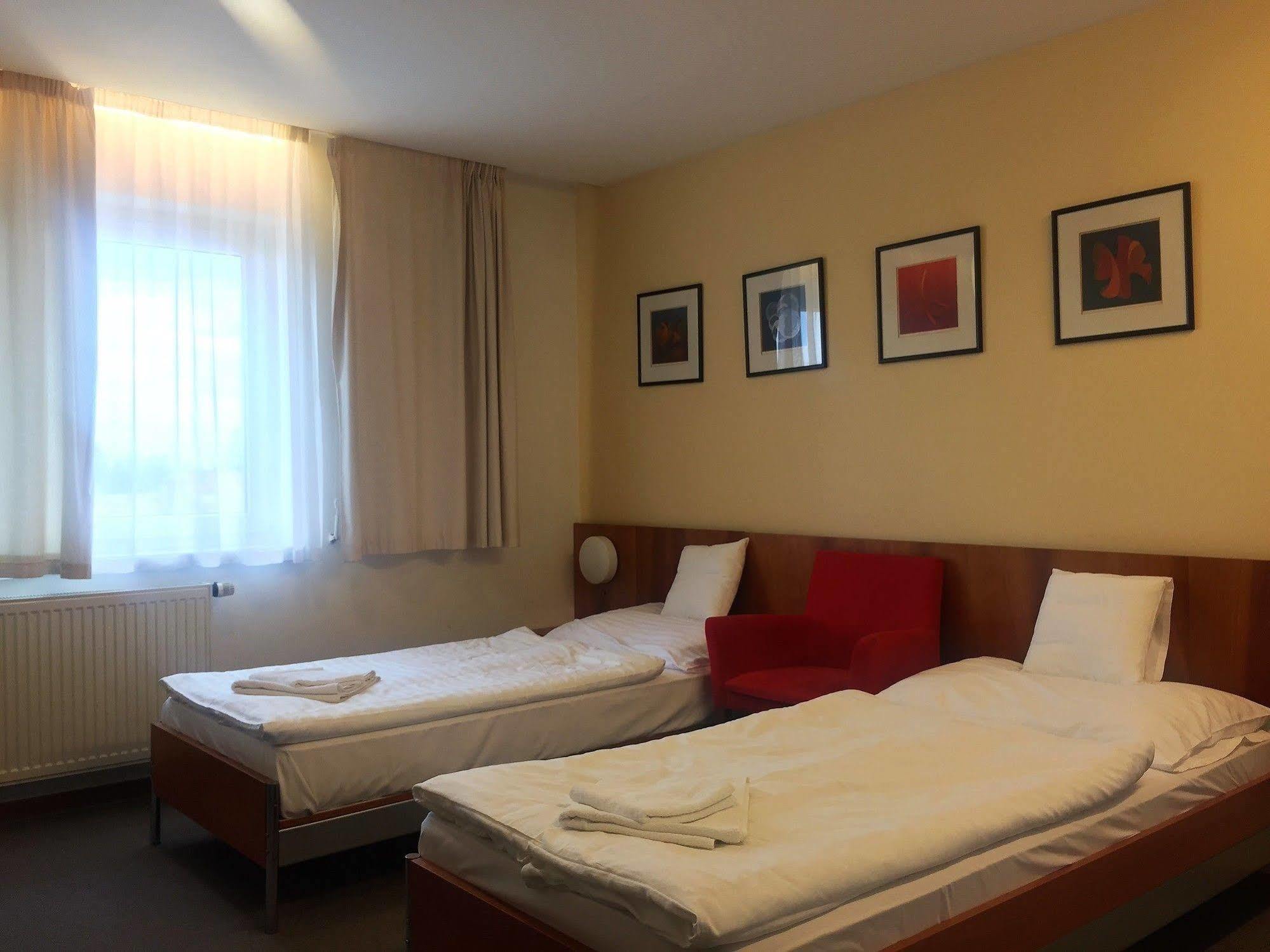 Hotel Maxim Svätý Jur Dış mekan fotoğraf