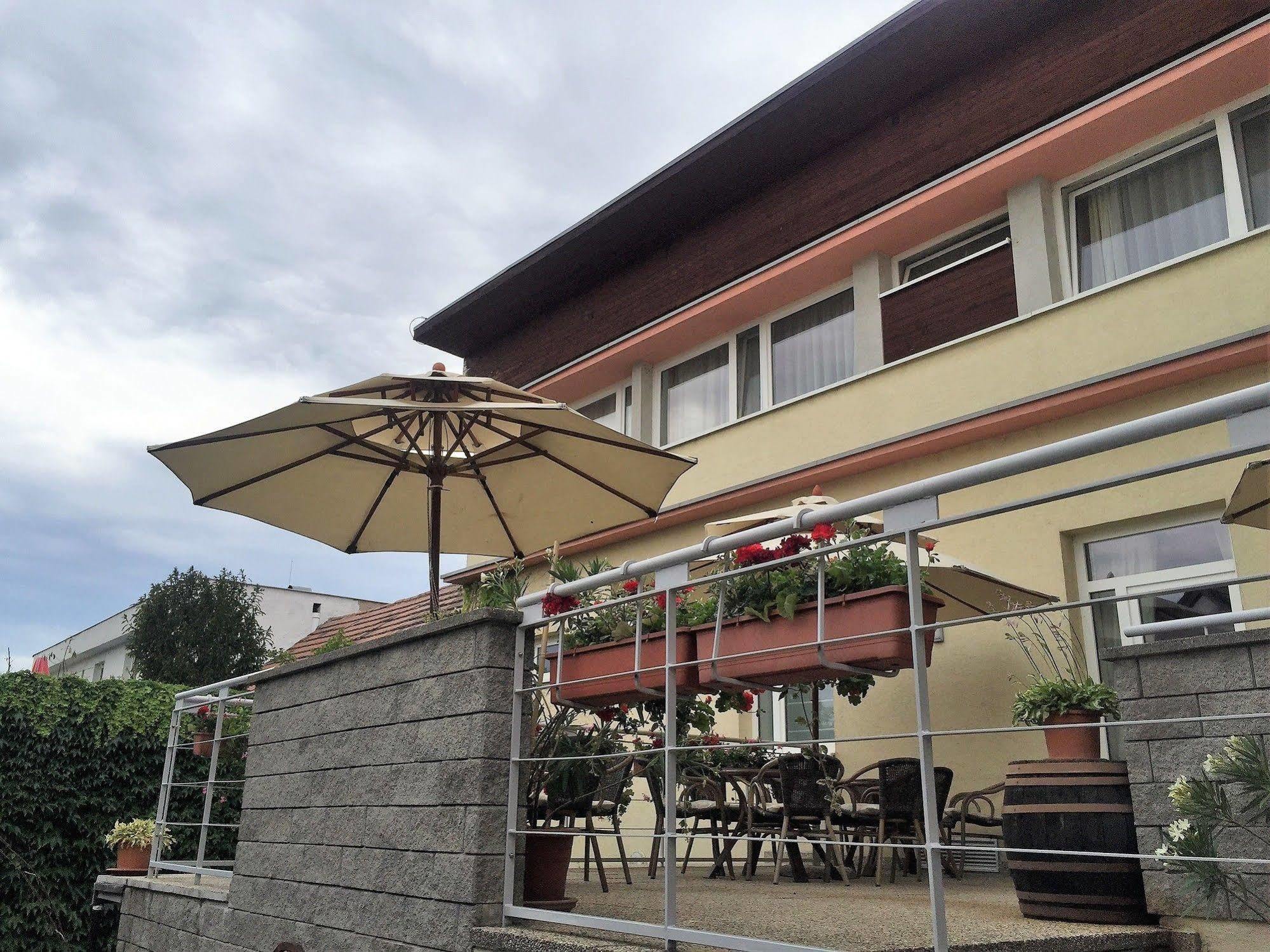 Hotel Maxim Svätý Jur Dış mekan fotoğraf