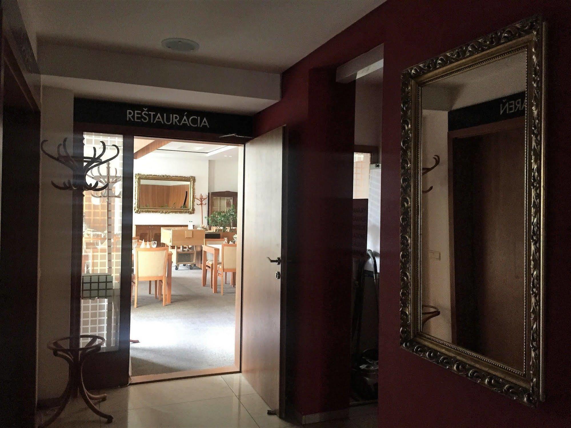 Hotel Maxim Svätý Jur Dış mekan fotoğraf